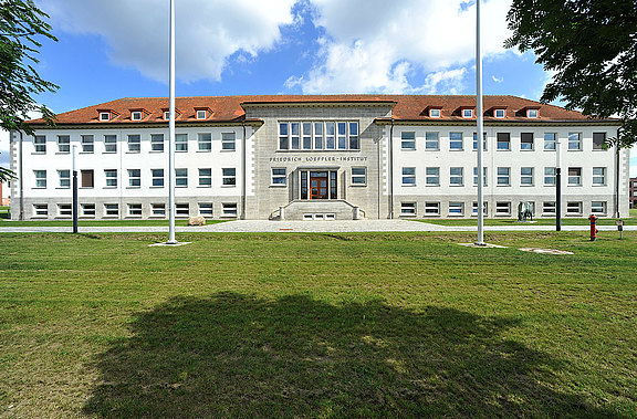 FLI-Hauptgebäude auf der Insel Riems (© FLI)